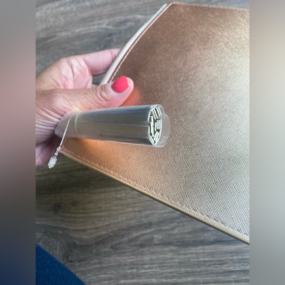 Michael Kors ombré clutch with metal tassel NWT - Picture 9 of 9